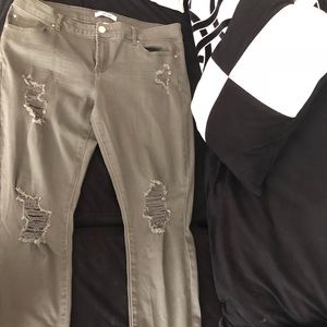 🚨 Olive green distressed jeans